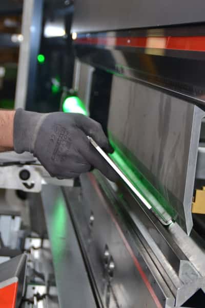 piegatura dettaglio lavorazione lamiera Brusati Oleggio